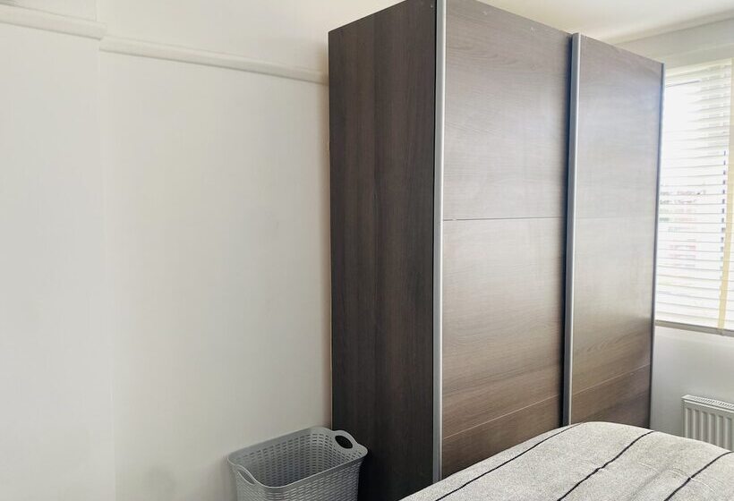 住所 Inviting 4 Bed House In Leeds