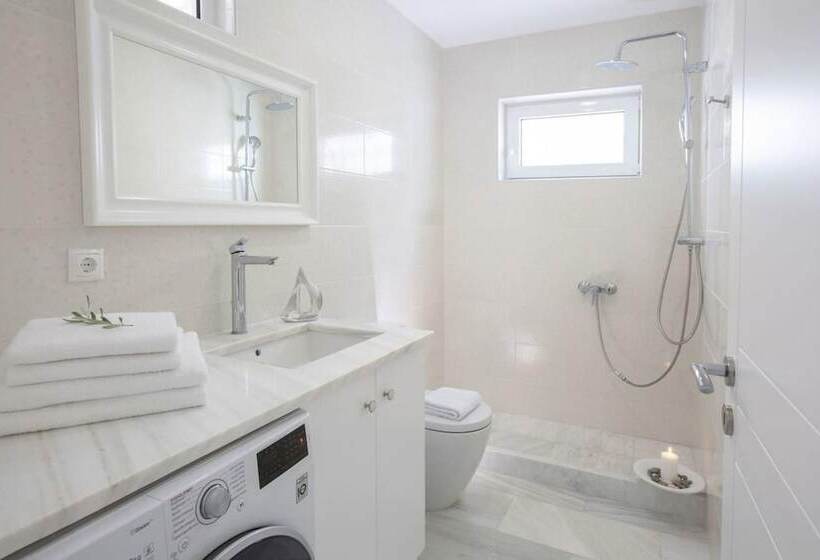 Villas Harriet With Sea View And Near The Sea