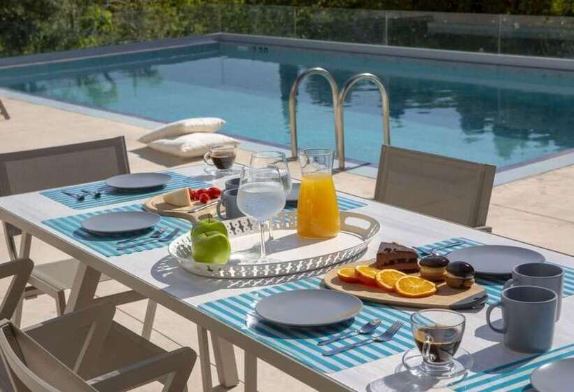 Villas Harriet With Sea View And Near The Sea