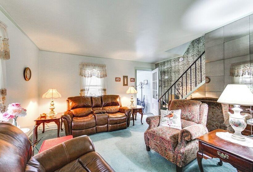 Charming West Mifflin House   3 Mi To Kennywood!