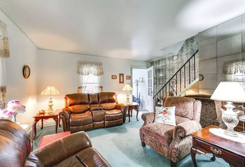 Charming West Mifflin House   3 Mi To Kennywood!