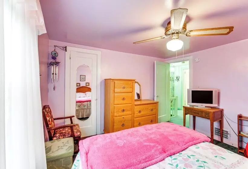 Charming West Mifflin House   3 Mi To Kennywood!