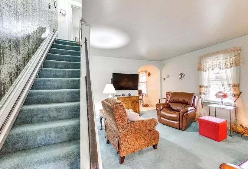 Charming West Mifflin House   3 Mi To Kennywood!