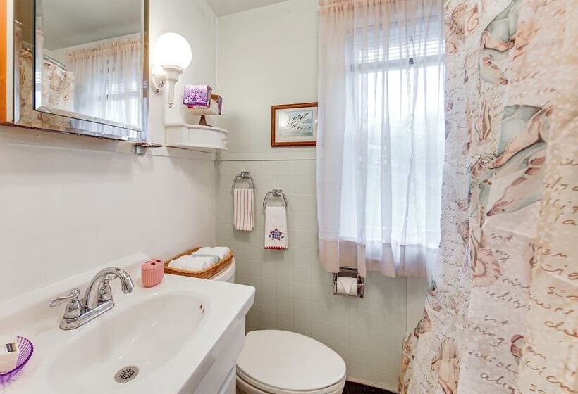 Charming West Mifflin House   3 Mi To Kennywood!