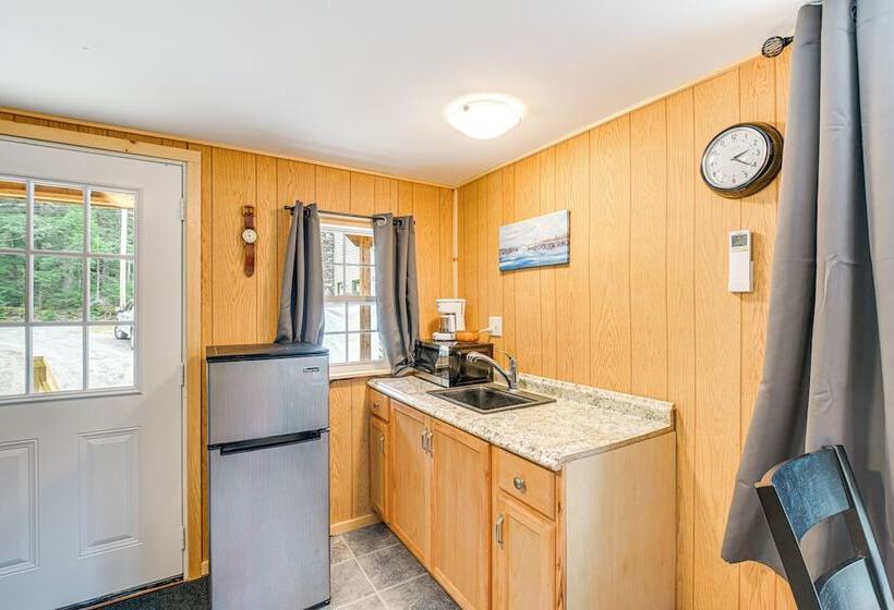 Cozy Brownville Cabin: 2 Mi To Schoodic Lake!