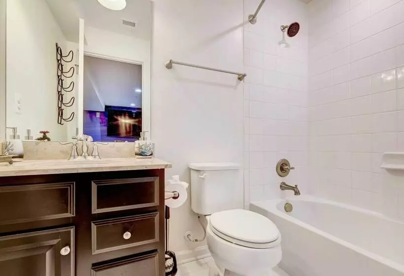 Game Room + Gym: Downtown Dc Home!