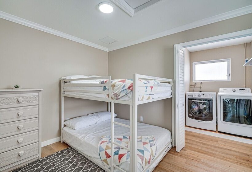 Fort Myers Beach House   1 Block To The Sand!