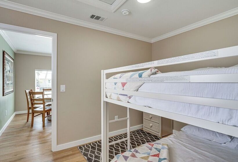 Fort Myers Beach House   1 Block To The Sand!