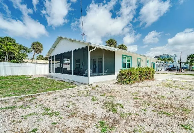 Fort Myers Beach House   1 Block To The Sand!