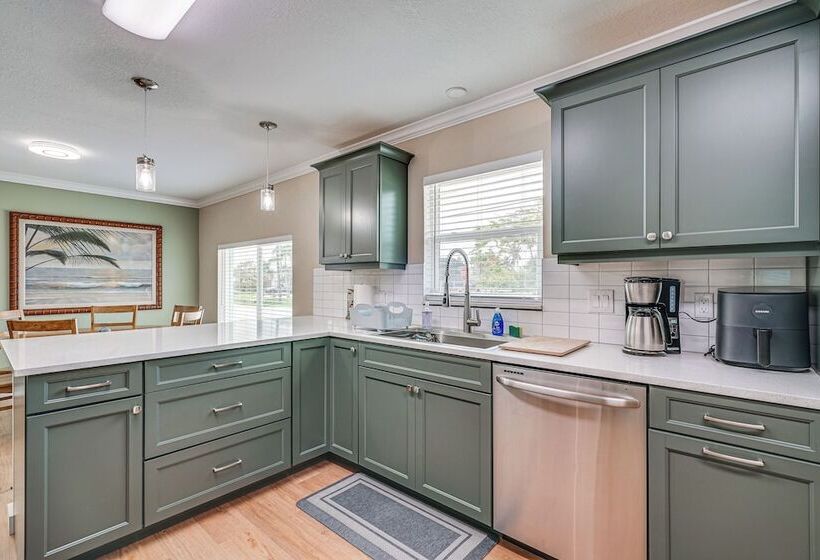 Fort Myers Beach House   1 Block To The Sand!