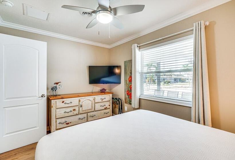 Fort Myers Beach House   1 Block To The Sand!