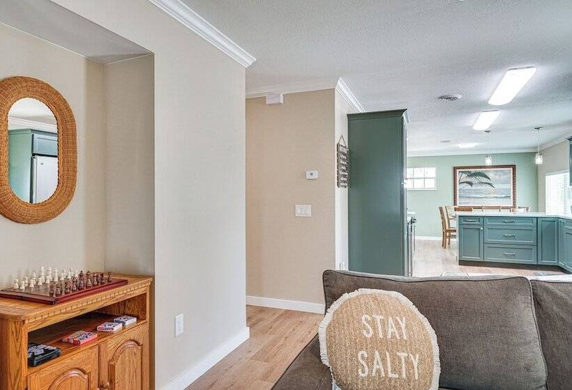 Fort Myers Beach House   1 Block To The Sand!