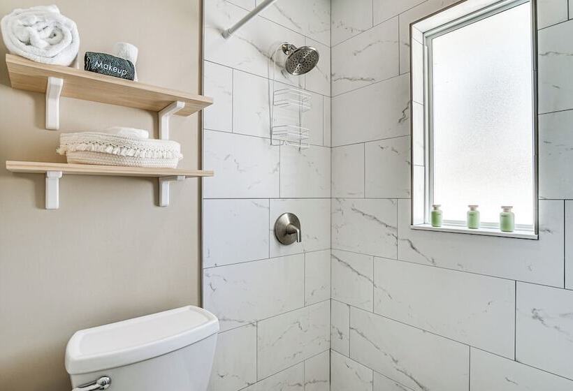 Fort Myers Beach House   1 Block To The Sand!