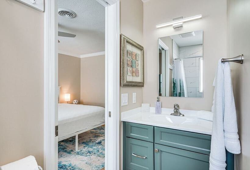 Fort Myers Beach House   1 Block To The Sand!