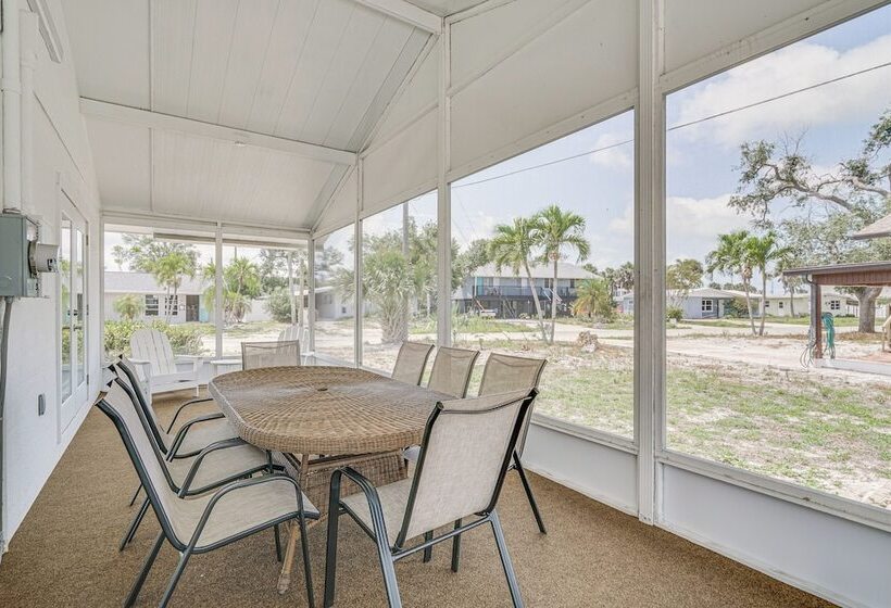 Fort Myers Beach House   1 Block To The Sand!