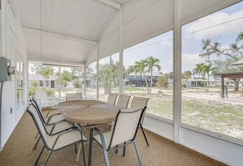 Fort Myers Beach House   1 Block To The Sand!