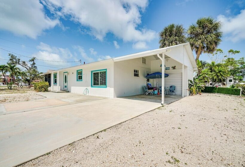 Fort Myers Beach House   1 Block To The Sand!