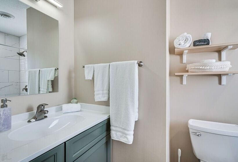 Fort Myers Beach House   1 Block To The Sand!