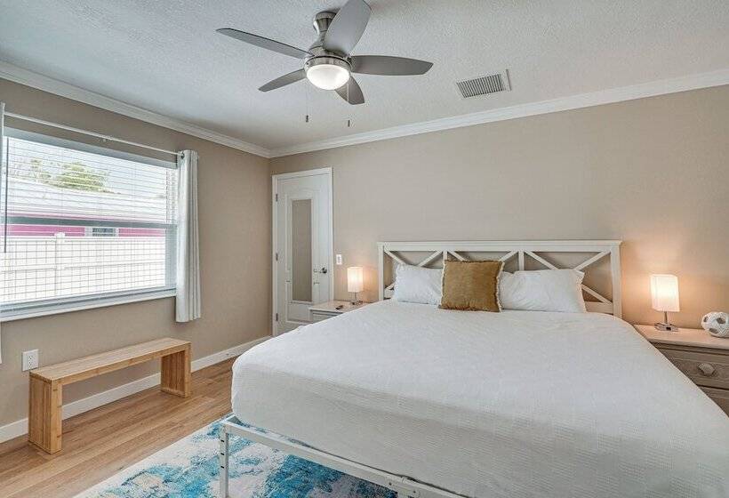 Fort Myers Beach House   1 Block To The Sand!