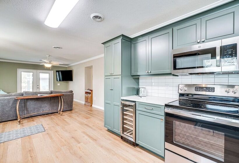 Fort Myers Beach House   1 Block To The Sand!