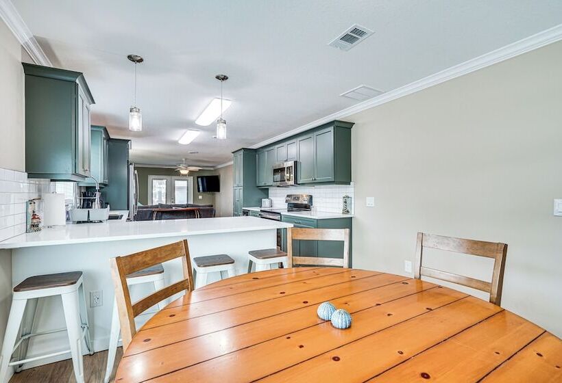 Fort Myers Beach House   1 Block To The Sand!