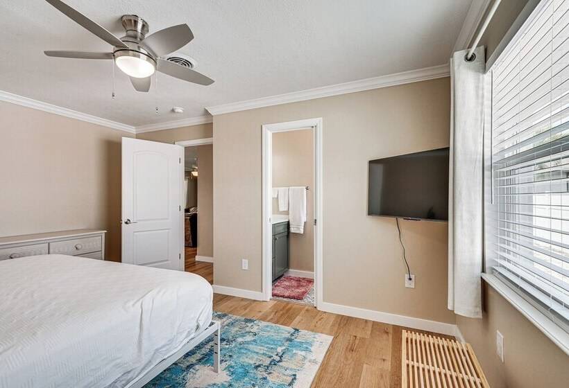 Fort Myers Beach House   1 Block To The Sand!