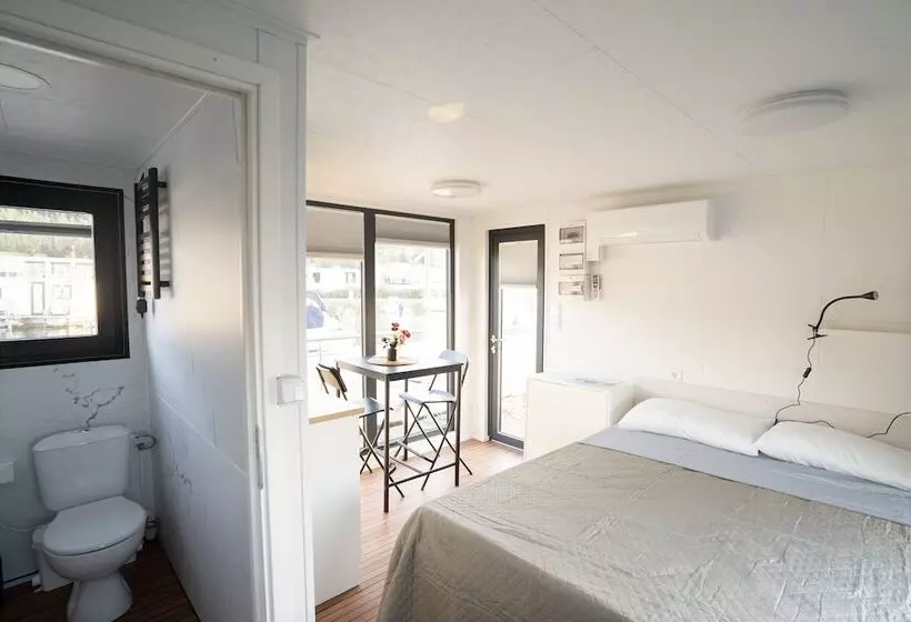 هتل Almalo Floating House   Casa Galleggiante
