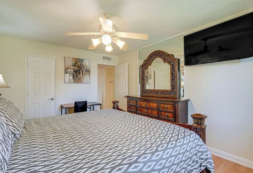 Mesa Home W/ Community Pools: Pets Welcome!