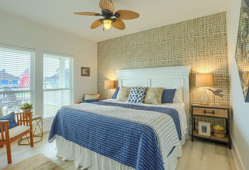 Modern Bolivar Beach House W/ Deck: Steps To Sand!