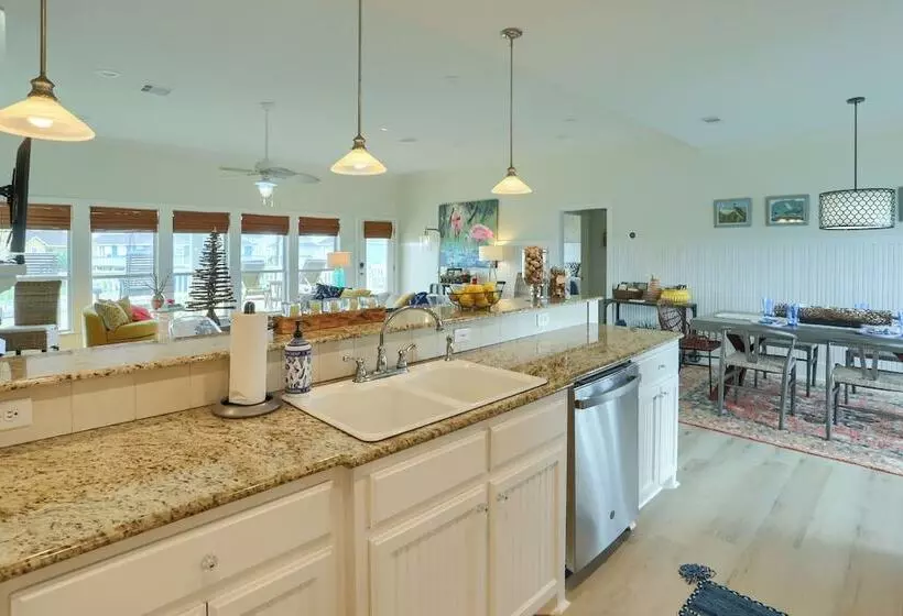 Modern Bolivar Beach House W/ Deck: Steps To Sand!