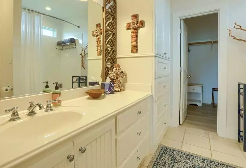 Modern Bolivar Beach House W/ Deck: Steps To Sand!