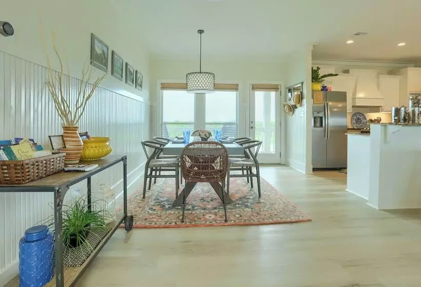 Modern Bolivar Beach House W/ Deck: Steps To Sand!