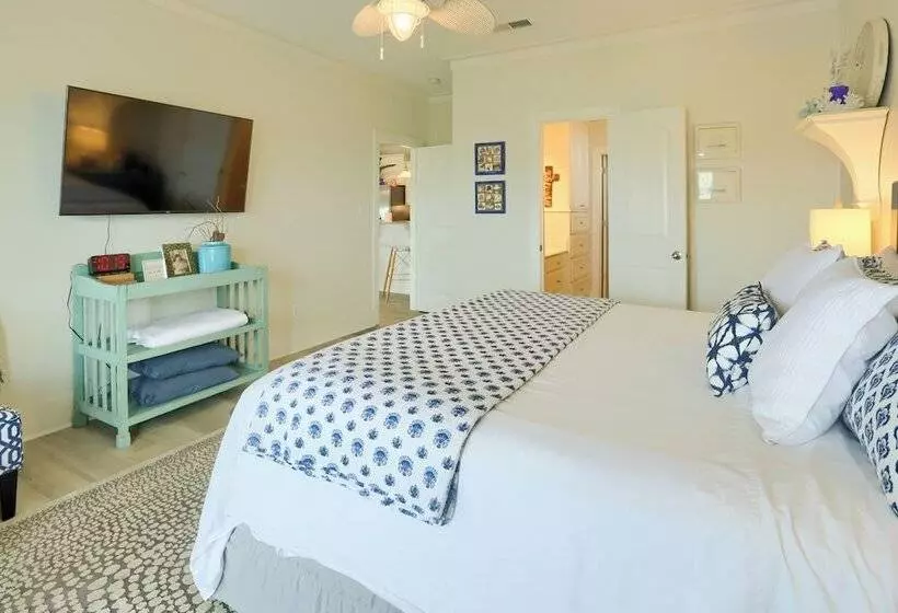 Modern Bolivar Beach House W/ Deck: Steps To Sand!