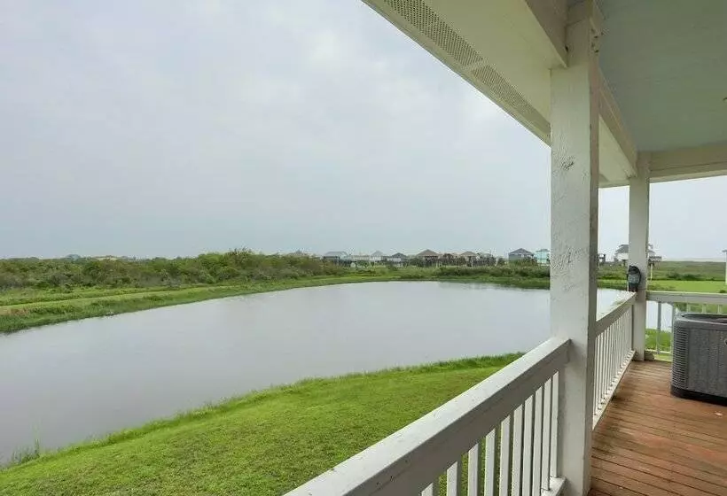 Modern Bolivar Beach House W/ Deck: Steps To Sand!