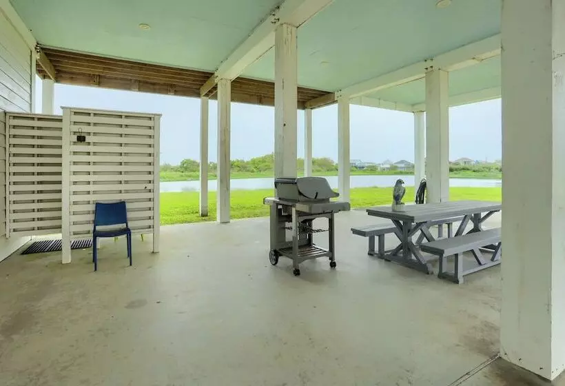 Modern Bolivar Beach House W/ Deck: Steps To Sand!