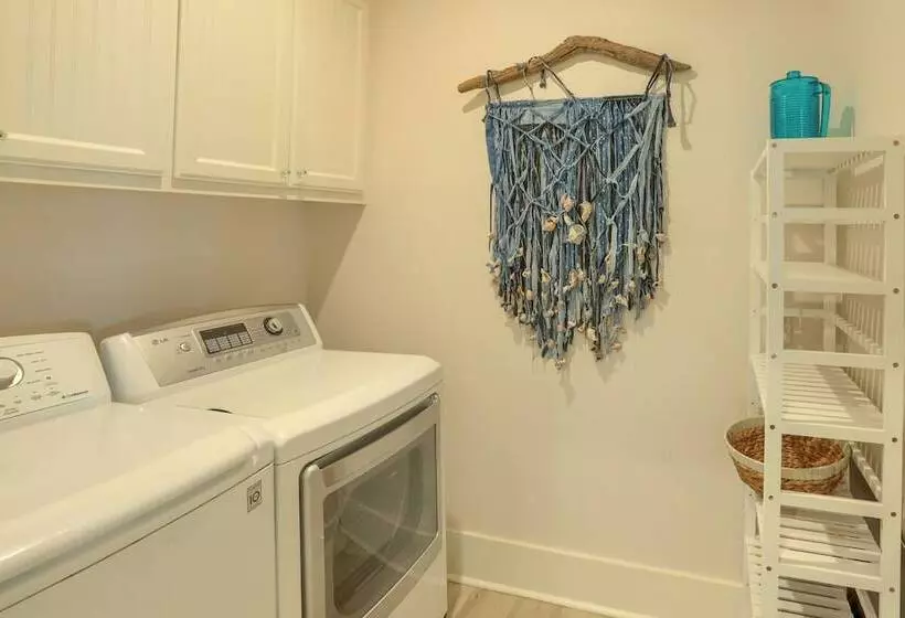 Modern Bolivar Beach House W/ Deck: Steps To Sand!