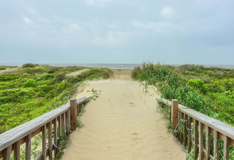 Modern Bolivar Beach House W/ Deck: Steps To Sand!