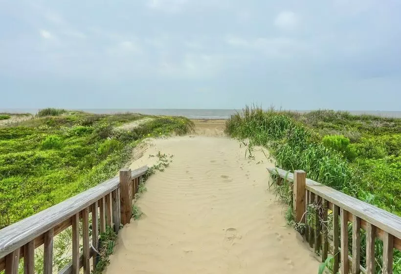 Modern Bolivar Beach House W/ Deck: Steps To Sand!