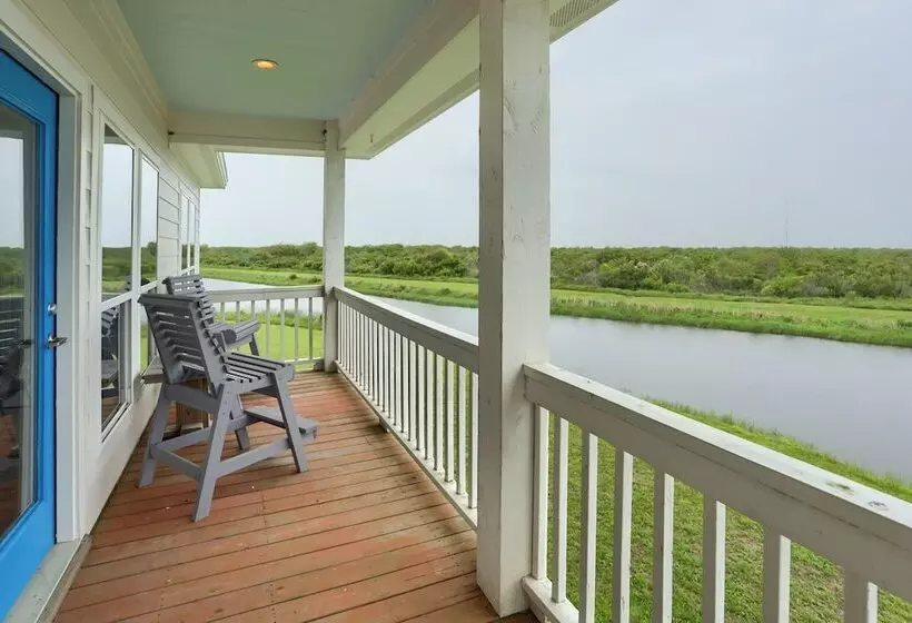 Modern Bolivar Beach House W/ Deck: Steps To Sand!
