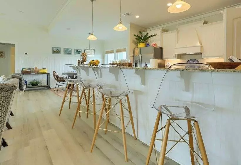 Modern Bolivar Beach House W/ Deck: Steps To Sand!