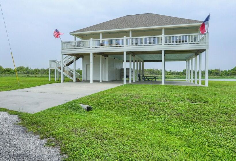 Modern Bolivar Beach House W/ Deck: Steps To Sand!