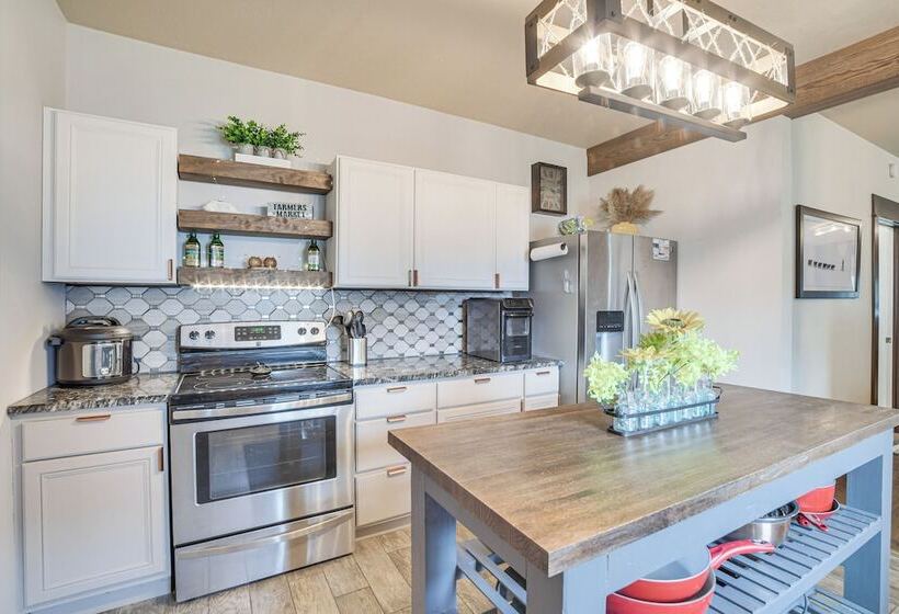 Modern Casselton Vacation Rental: 22 Mi To Fargo!