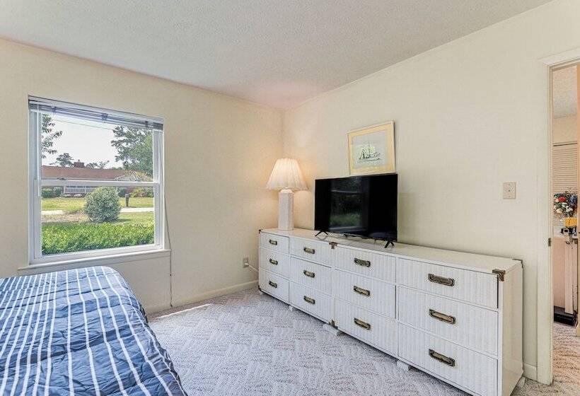 Morehead City Home ~ Walk To Beach Park!