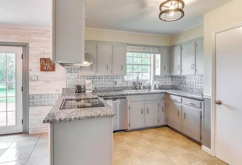 Pace Family Home: 1 Mi To Beach & Park!