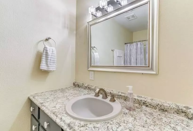 Pace Family Home: 1 Mi To Beach & Park!