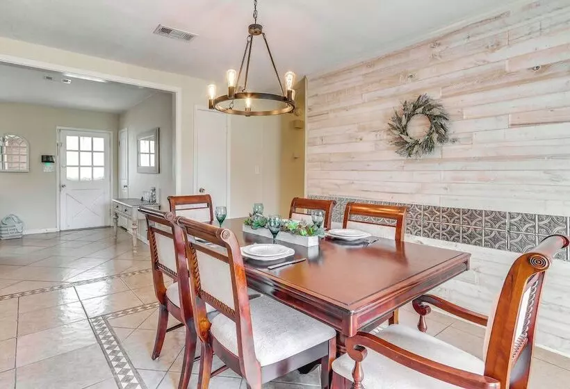 Pace Family Home: 1 Mi To Beach & Park!