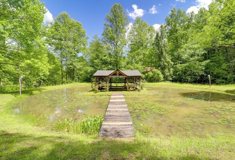 Hot Tub & Trail Access: Relaxing Marion Cabin