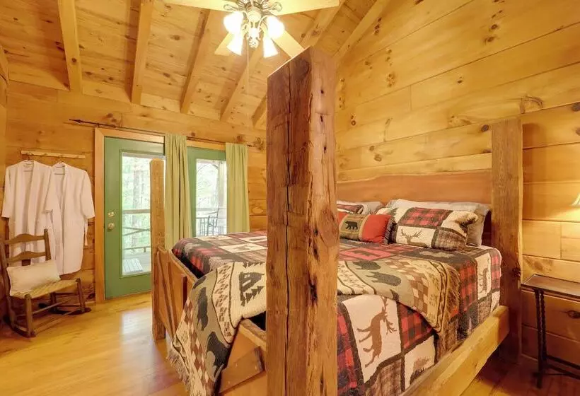 Hot Tub & Trail Access: Relaxing Marion Cabin