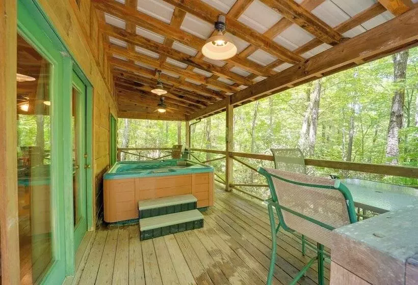 Hot Tub & Trail Access: Relaxing Marion Cabin