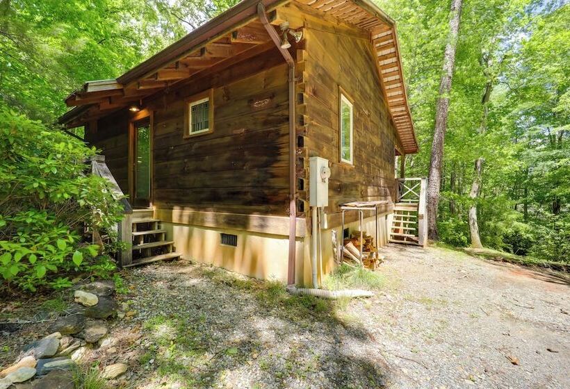 Hot Tub & Trail Access: Relaxing Marion Cabin
